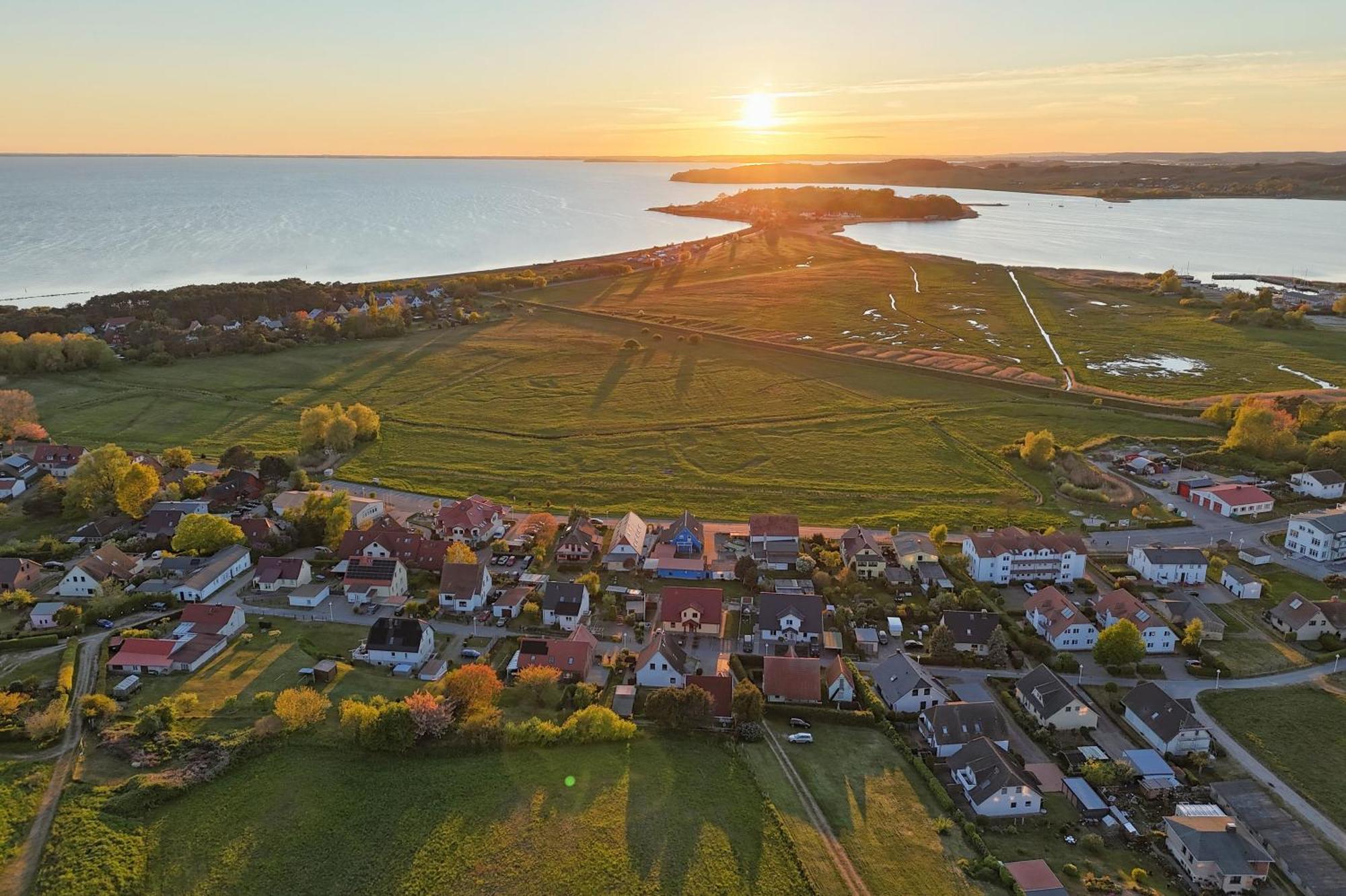 Schicke Fewo Mit Terrasse, Gratis Nutzung Vom Ahoi Erlebnisbad Und Sauna In Sellin - Haus De Niege Wech Fewo 02 蒂索 外观 照片